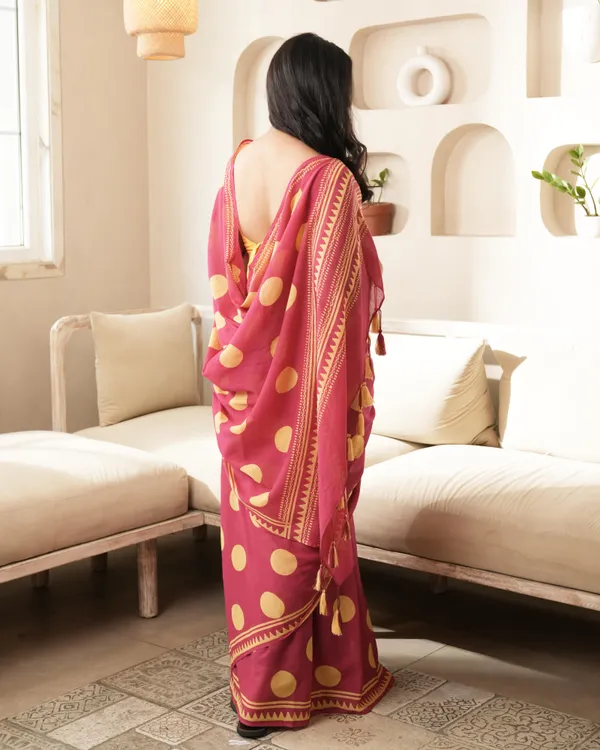Magenta_Cotton_Charm_Polka_Dot_Mul_Saree_With_Tassels_For_Women